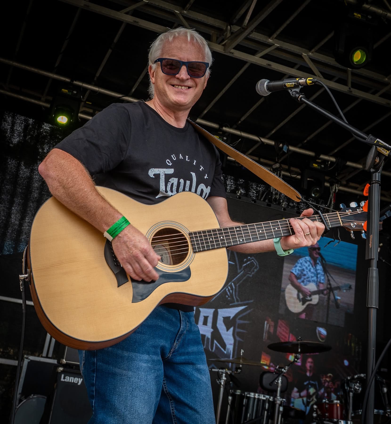 Acoustic guitarist smiling during the Woo Fest 2026 performance
